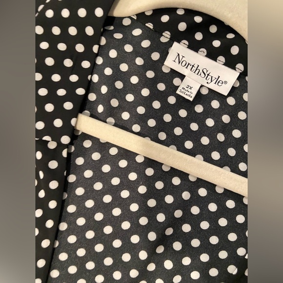 NWOT NorthStyle Size 2X Black Cream Polka Dot 3/4 Sleeve Flowy Wrap Front Blouse - Picture 7 of 10